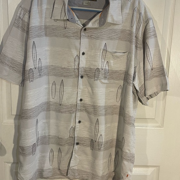 Quiksilver Other - Quiksilver Light Gray and Black Casual Button Down Shirt